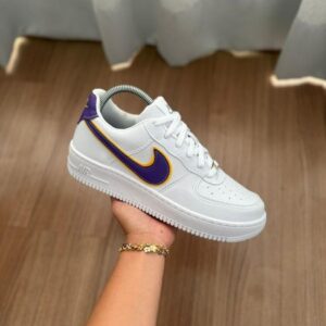 WhatsApp-Image-2024-05-31-at-16.05.52.jpg Tênis Nike Air Force Lakers Branco, Amarelo, Roxo e Sola Caramelo