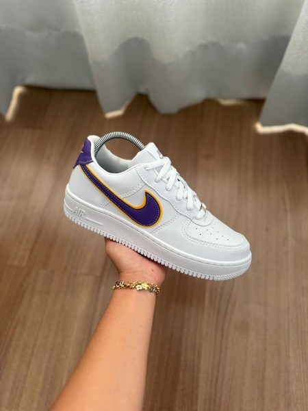 WhatsApp-Image-2024-05-31-at-16.05.52.jpg Tênis Nike Air Force Lakers Branco, Amarelo, Roxo e Sola Caramelo