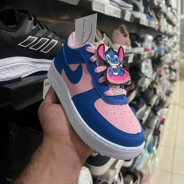 WhatsApp-Image-2024-06-07-at-09.55.05-12.jpg Tênis Nike Air Force Stitch Azul Rosa Infantil