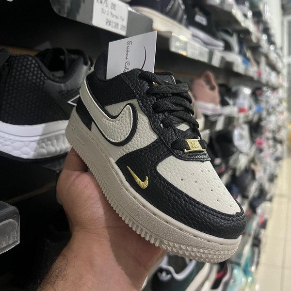 WhatsApp-Image-2024-06-07-at-09.55.05-17.jpg Tênis Nike Air Force Bege Preto e Dourado Infantil