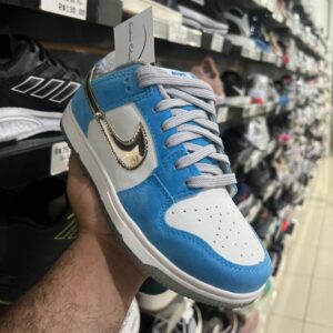 WhatsApp-Image-2024-06-07-at-09.55.05-19.jpg Tênis Nike Dunk Low Branco e Azul Veludo