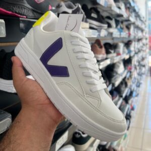 WhatsApp-Image-2024-06-17-at-12.24.29-4.jpg Tênis Vert V12 Branco Roxo Amarelo