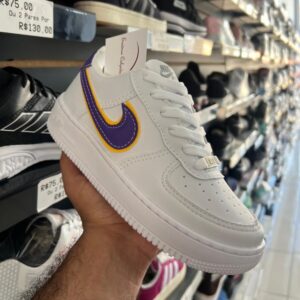 WhatsApp-Image-2024-06-17-at-16.40.30-3.jpg Tênis Nike Air Force Lakers Branco, Amarelo e Roxo