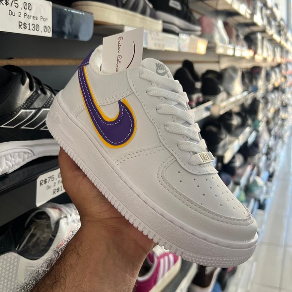 WhatsApp-Image-2024-06-17-at-16.40.30-3.jpg Tênis Nike Air Force Lakers Branco, Amarelo e Roxo