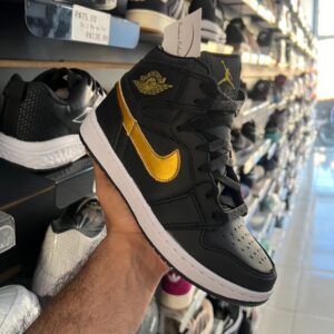 WhatsApp-Image-2024-06-20-at-12.55.50-2.jpg Tênis Nike Air Jordan (Promoção) Preto Branco e Dourado