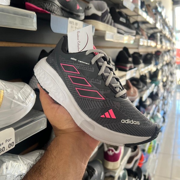 WhatsApp-Image-2024-06-20-at-12.55.50.jpg Tênis Adidas Terrex Cinza e Rosa