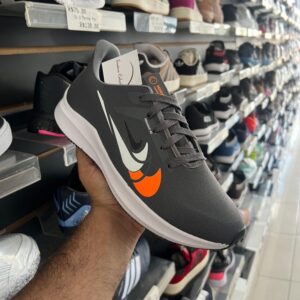 WhatsApp-Image-2024-07-18-at-18.11.18-11.jpg Tênis Nike Pegasus Grafite e Laranja