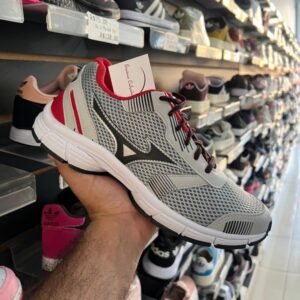 WhatsApp-Image-2024-08-16-at-17.28.54.jpg Tênis Mizuno Jet Prata e Vermelho