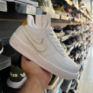 WhatsApp-Image-2024-08-16-at-17.28.54-5.jpg Tênis Nike Air Force Branco e Sombra Dourado